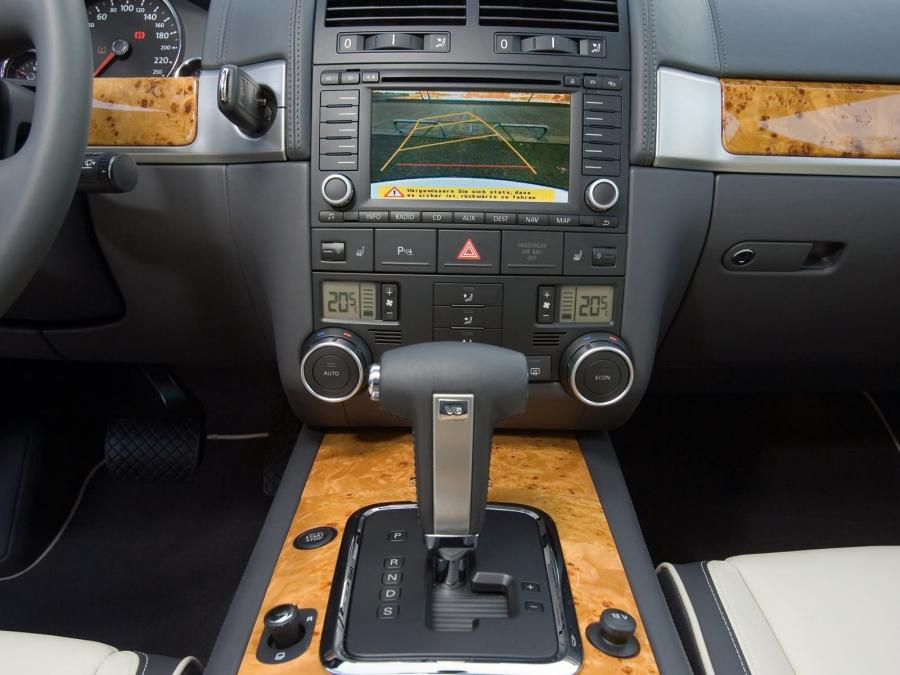  Volkswagen Touareg Individual 2007 года  (фото 8 из 22)